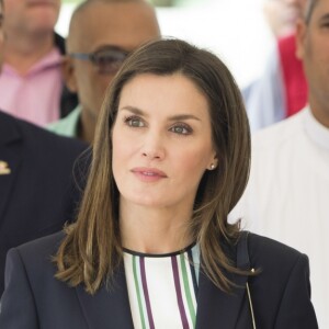 La reine Letizia d'Espagne (haut et pantalon Massimo Dutti, veste Hugo Boss) visite le projet "Monte Plata Water" à Monte Plata lors de son voyage officiel en République dominicaine le 21 mai 2018.