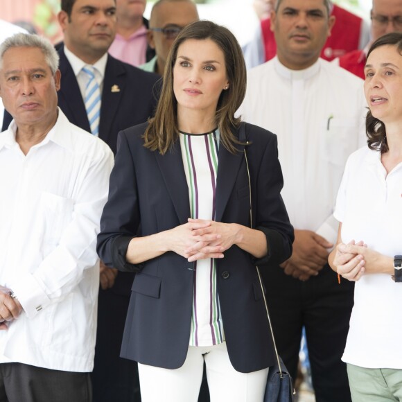 La reine Letizia d'Espagne (haut et pantalon Massimo Dutti, veste Hugo Boss) visite le projet "Monte Plata Water" à Monte Plata lors de son voyage officiel en République dominicaine le 21 mai 2018.