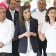 La reine Letizia d'Espagne (haut et pantalon Massimo Dutti, veste Hugo Boss) visite le projet "Monte Plata Water" à Monte Plata lors de son voyage officiel en République dominicaine le 21 mai 2018.