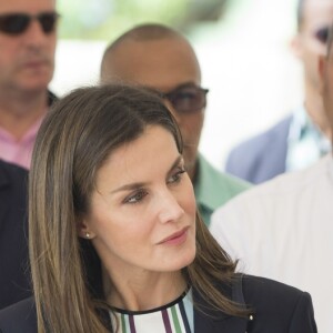 La reine Letizia d'Espagne (haut et pantalon Massimo Dutti, veste Hugo Boss) visite le projet "Monte Plata Water" à Monte Plata lors de son voyage officiel en République dominicaine le 21 mai 2018.