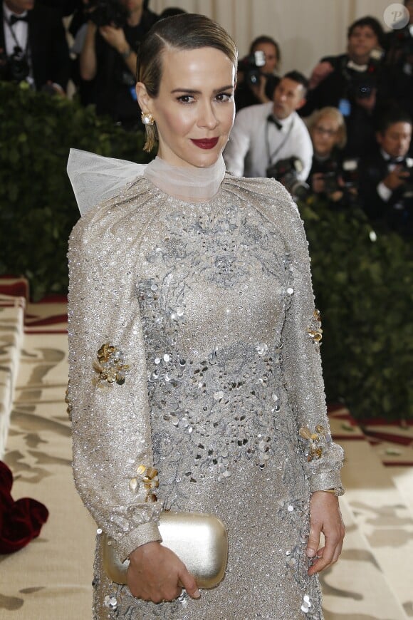 Sarah Paulson au Met Gala 2018 célébrant l'ouverture de l'exposition "Heavenly Bodies: Fashion and the Catholic Imagination", au Metropolitan Museum of Art à New York, le 7 mai 2018.