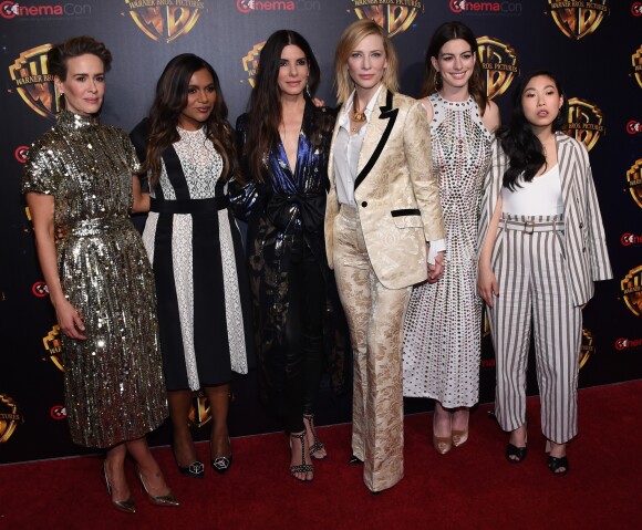 L'équipe du film "Ocean's 8", Sarah Paulson, Mindy Kaling, Sandra Bullock, Cate Blanchett, Anne Hathaway, Awkwafina à la soirée Warner Bros CinemaCon 2018 à l'hôtel Caesar palace à Las Vegas, le 24 avril 2018.