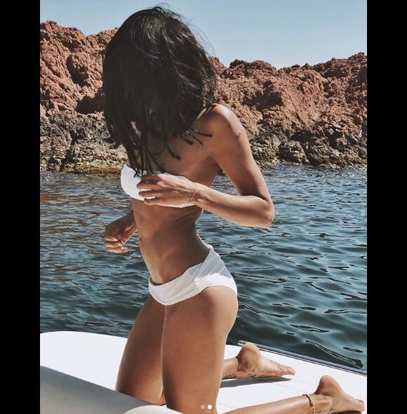 Shy'm pose dans un bikini blanc sur Instagram le 23 mai 2018.