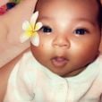 Pour les 1 mois de sa fille True, Khloé Kardashian dévoile pour la première fois son visage le 12 mai 2018. Le bébé est né le 12 avril.