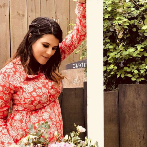 Karine Ferri dévoile son baby-bump sur Instagram. Avril 2018.