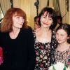 Sonia Rykiel reçoit la Légion d'honneur en présence de sa fille Nathalie et sa petite-fille Salomé au ministère de la Culture, à Paris, le 9 juin 1993. 