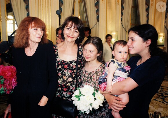 Sonia Rykiel reçoit la Légion d'honneur en présence de sa fille Nathalie et sa petite-fille Salomé au ministère de la Culture, à Paris, le 9 juin 1993. 