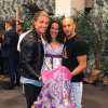Clémence avec Dylan et Yassin lors de sa victoire dans "Koh-Lanta : Le Combat des héros" au Grand Rex à Paris, le 25 mai 2018.