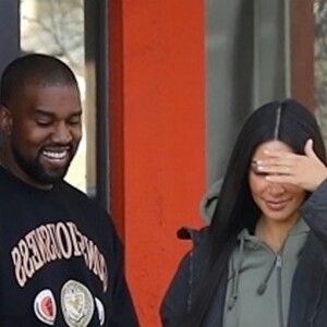 Exclusif - Kim Kardashian et son mari Kanye West discutent et prennent des photos avec des fans lors d'une balade dans le Wyoming. Le rappeur américain prépare son retour avec un nouvel album après deux ans d'absence. Le 10 mai 2018