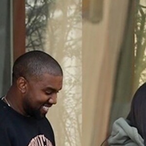 Exclusif - Kim Kardashian et son mari Kanye West discutent et prennent des photos avec des fans lors d'une balade dans le Wyoming. Le rappeur américain prépare son retour avec un nouvel album après deux ans d'absence. Le 10 mai 2018
