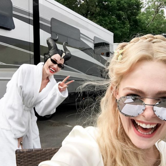 Angelina Jolie et Elle Fanning sur le tournage de Maléfique 2 (photo postée le 30 mai 2018)