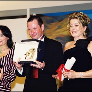 Lars von Trier entre Björk et Catherine Deneuve, primés à Cannes pour "Dancer in the Dark", en mai 2000.