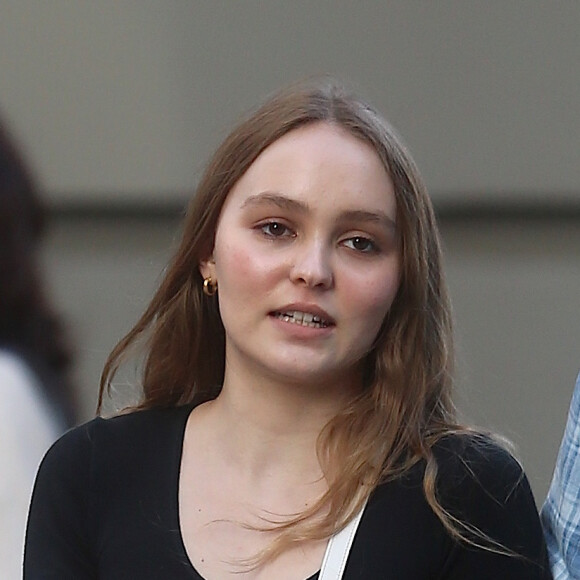 Lily Rose Depp se balade dans le quartier de Soho une pizza et un soda à emporter dans les main à New York, le 30 mai 2018