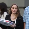 Lily Rose Depp se balade dans le quartier de Soho une pizza et un soda à emporter dans les main à New York, le 30 mai 2018