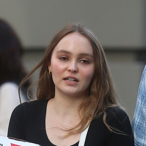 Lily Rose Depp se balade dans le quartier de Soho une pizza et un soda à emporter dans les main à New York, le 30 mai 2018