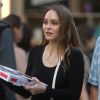 Lily Rose Depp se balade dans le quartier de Soho une pizza et un soda à emporter dans les main à New York, le 30 mai 2018 L