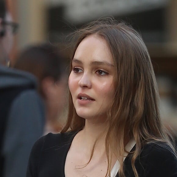 Lily Rose Depp se balade dans le quartier de Soho une pizza et un soda à emporter dans les main à New York, le 30 mai 2018