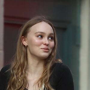 Lily Rose Depp se balade dans le quartier de Soho une pizza et un soda à emporter dans les main à New York, le 30 mai 2018