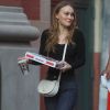 Lily Rose Depp se balade dans le quartier de Soho une pizza et un soda à emporter dans les main à New York, le 30 mai 2018