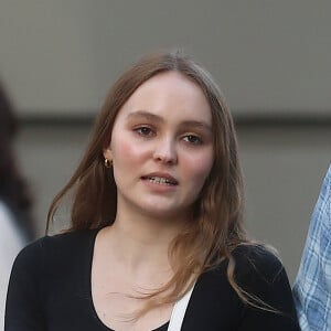 Lily Rose Depp se balade dans le quartier de Soho une pizza et un soda à emporter dans les main à New York, le 30 mai 2018