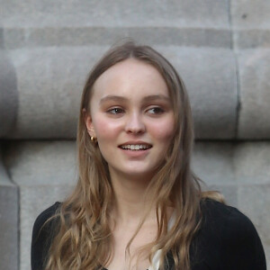 Lily Rose Depp se balade dans le quartier de Soho une pizza et un soda à emporter dans les main à New York, le 30 mai 2018