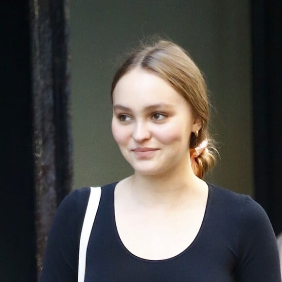 Lily Rose Depp attend sa voiture devant son hôtel dans le quartier de Soho à New York, le 30 mai 2018