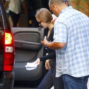 Lily Rose Depp attend sa voiture devant son hôtel dans le quartier de Soho à New York, le 30 mai 2018