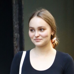 Lily Rose Depp attend sa voiture devant son hôtel dans le quartier de Soho à New York, le 30 mai 2018