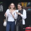 Exclusif - Lily-Rose Depp est allée faire du shopping et manger des glaces avec une amie à Los Feliz, le 21 mai 2018
