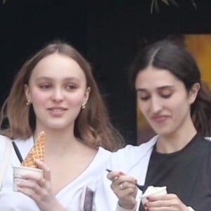 Exclusif - Lily-Rose Depp est allée faire du shopping et manger des glaces avec une amie à Los Feliz, le 21 mai 2018