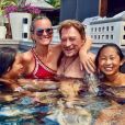 Yaël Abrot immortalise Johnny et Laeticia Hallyday avec leurs filles dans leur piscine de Saint-Barthélemy, le 23 août 2017.