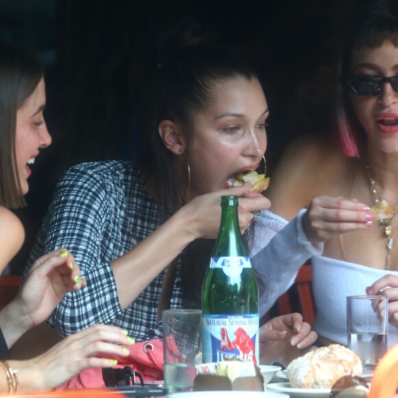 Bella Hadid déjeune au restaurant Pitti à New York le 2 juin 2018.