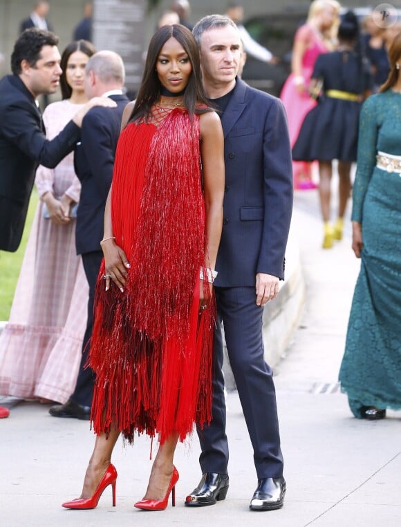 Naomi Campbell (robe CALVIN KLEIN 205W39NYC) et Raf Simons arrivent au Brooklyn Museum pour assister aux CFDA Awards 2018. New York, le 4 juin 2018.