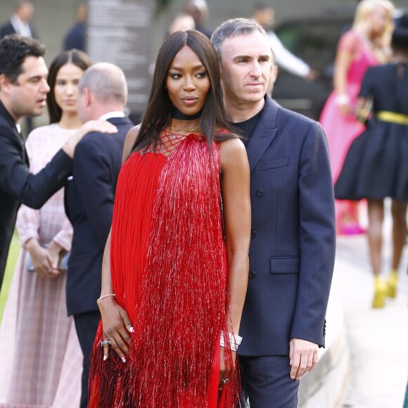 Naomi Campbell (robe CALVIN KLEIN 205W39NYC) et Raf Simons arrivent au Brooklyn Museum pour assister aux CFDA Awards 2018. New York, le 4 juin 2018.