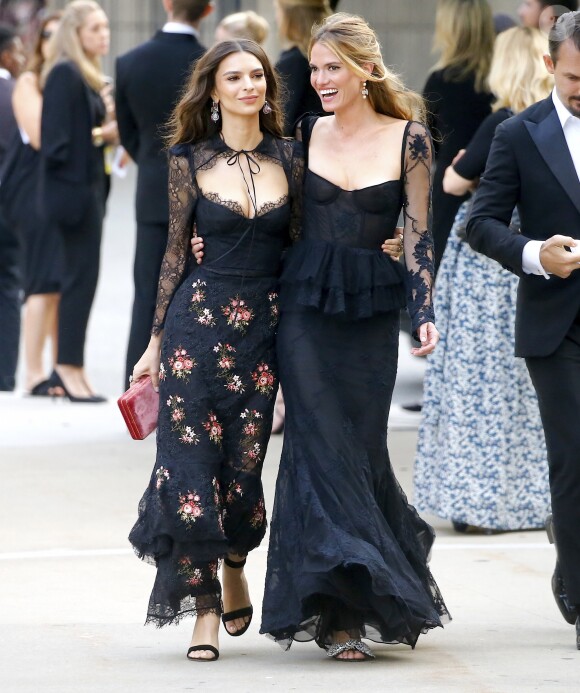Emily Ratajkowski et Laura Vassar (Brock Collection) arrivent au Brooklyn Museum pour assister aux CFDA Awards 2018. New York, le 4 juin 2018.
