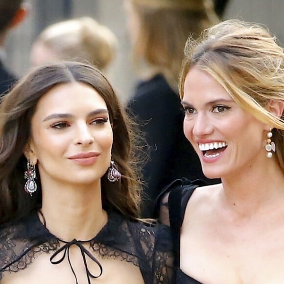 Emily Ratajkowski et Laura Vassar (Brock Collection) arrivent au Brooklyn Museum pour assister aux CFDA Awards 2018. New York, le 4 juin 2018.