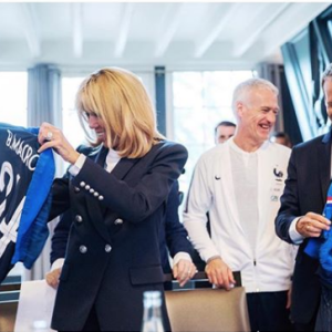 Brigitte Macron et Emmanuel Macron avec les Bleus à Clairefontaine ce 5 juin 2018.