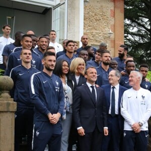 Emmanuel Macron, président de la République, Didier Deschamps, entraineur de l'équipe de France de Football, Hugo Lloris, Antoine Griezmann, Laura Flessel, ministre des Sports, Brigitte Macron, Noel Le Graet, président de la Fédération Francaise de Football (FFF), Steve Mandanda, Raphael Varane, Florian Thauvin, Blaise Matuidi, Olivier Giroud, Thomas Lemare, Paul Pogba, Corentin Tolisso, Benjamin Pavard, Adil Rami - Le président de la République accompagné de sa femme rencontre les joueurs qui vont participer à la coupe du monde de football au centre national de Clairefontaine le 5 juin 2018.