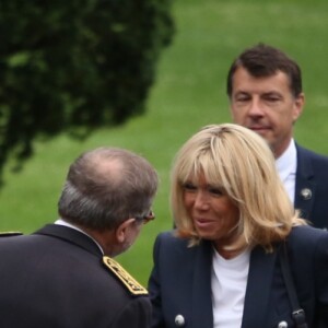 Emmanuel Macron, président de la République, sa femme Brigitte Macron - Le président de la République accompagné de sa femme rencontre les joueurs qui vont participer à la coupe du monde de football au centre national de Clairefontaine le 5 juin 2018.