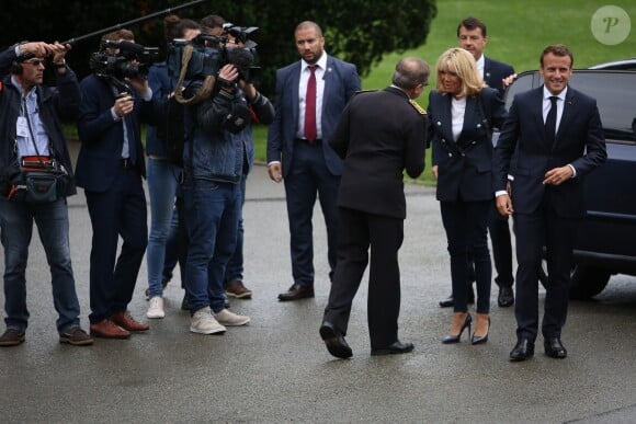 Emmanuel Macron, président de la République, sa femme Brigitte Macron - Le président de la République accompagné de sa femme rencontre les joueurs qui vont participer à la coupe du monde de football au centre national de Clairefontaine le 5 juin 2018.