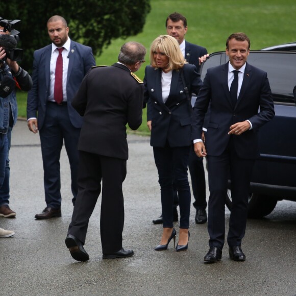 Emmanuel Macron, président de la République, sa femme Brigitte Macron - Le président de la République accompagné de sa femme rencontre les joueurs qui vont participer à la coupe du monde de football au centre national de Clairefontaine le 5 juin 2018.