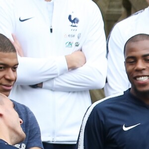 Samuel Umtiti, Ousmane Dembélé, Steven Nzonzi, le président Emmanuel Macron, sa femme Brigitte - Le président et son épouse rencontrent les joueurs de l'équipe de France de football qui participeront à la coupe du monde au centre de Clairefontaine le 5 juin 2018.