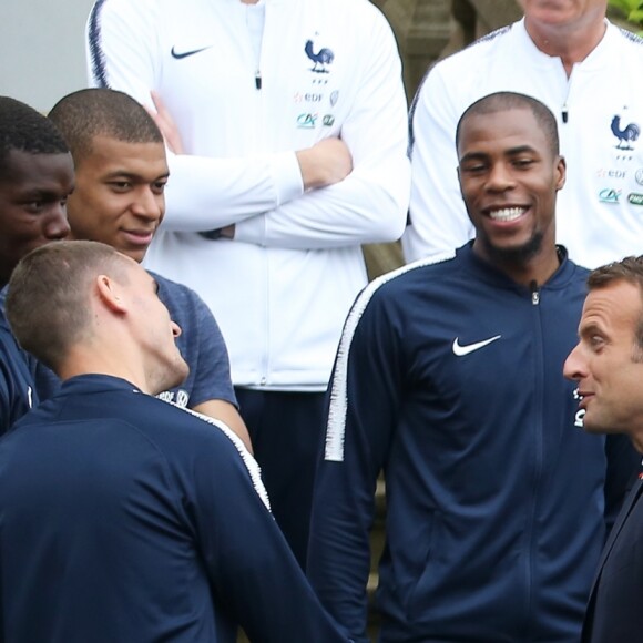 Samuel Umtiti, Ousmane Dembélé, Steven Nzonzi, le président Emmanuel Macron, sa femme Brigitte - Le président et son épouse rencontrent les joueurs de l'équipe de France de football qui participeront à la coupe du monde au centre de Clairefontaine le 5 juin 2018.