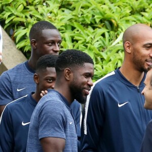 Samuel Umtiti, Ousmane Dembélé, Steven Nzonzi, le président Emmanuel Macron, sa femme Brigitte - Le président et son épouse rencontrent les joueurs de l'équipe de France de football qui participeront à la coupe du monde au centre de Clairefontaine le 5 juin 2018.