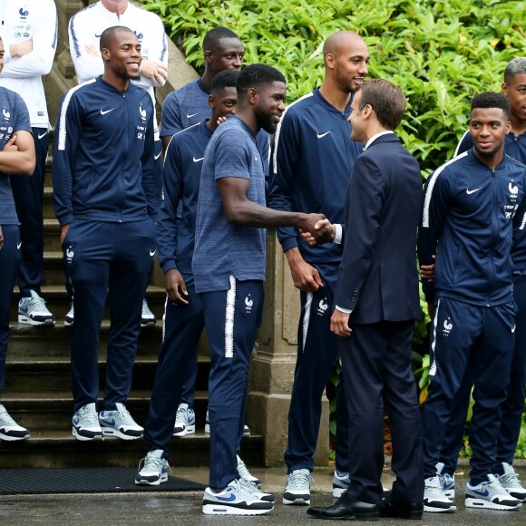 Samuel Umtiti, Ousmane Dembélé, Steven Nzonzi, le président Emmanuel Macron, sa femme Brigitte - Le président et son épouse rencontrent les joueurs de l'équipe de France de football qui participeront à la coupe du monde au centre de Clairefontaine le 5 juin 2018.