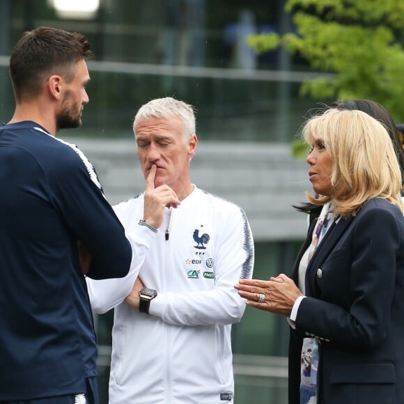 Hugo Lloris, capitaine de l'équipe de France de football, Didier Deschamps, sélectionneur de l'équipe de France de Football, Brigitte Macron, Laura Flessel, ministre des sports - Le président et son épouse rencontrent les joueurs de l'équipe de France de football qui participeront à la coupe du monde au centre de Clairefontaine le 5 juin 2018.