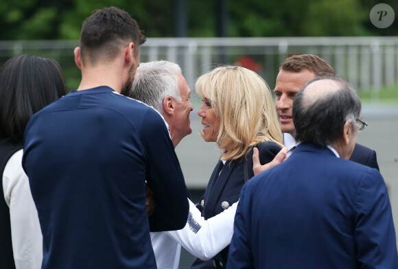 Didier Deschamps, sélectionneur de l'équipe de France de Football, Brigitte Macron, le président Emmanuel Macron - Le président et son épouse rencontrent les joueurs de l'équipe de France de football qui participeront à la coupe du monde au centre de Clairefontaine le 5 juin 2018.