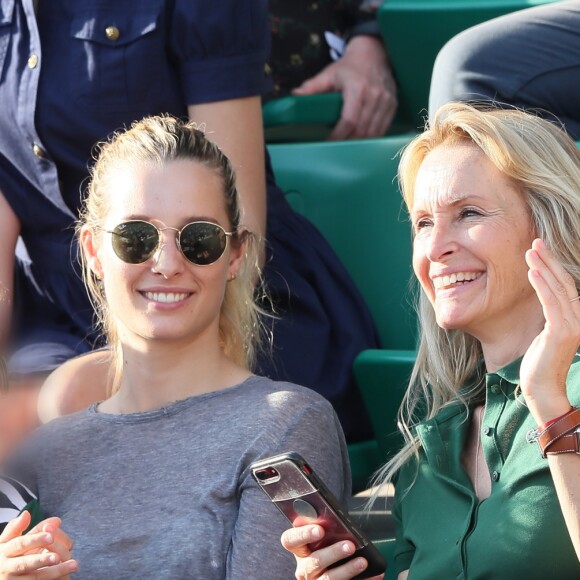 Estelle Lefébure et ses enfants, son fils Giuliano Ramette et sa fille llona Hallyday dans les tribunes des internationaux de Roland Garros - jour 5 - à Paris, France, le 31 mai 2018. © Cyril Moreau - Dominique Jacovides/Bestimage