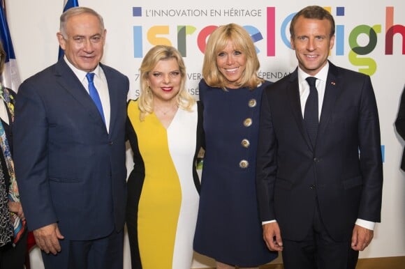 Emmanuel Macron, Brigitte Macron (Trogneux) et le premier ministre d'Israël Benjamin Netanyahu et sa femme Sara Netanyahou lors de l'inauguration de l'exposition Israel@Lights à Paris, France, le 5 juin 2018.