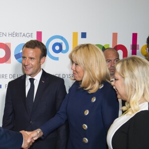 Le président de la République française Emmanuel Macron, sa femme la Première Dame Brigitte Macron (Trogneux) et le premier ministre d'Israël Benjamin Netanyahu et sa femme Sara Netanyahou lors de l'inauguration de l'exposition Israel@Lights à Paris, France, le 5 juin 2018.